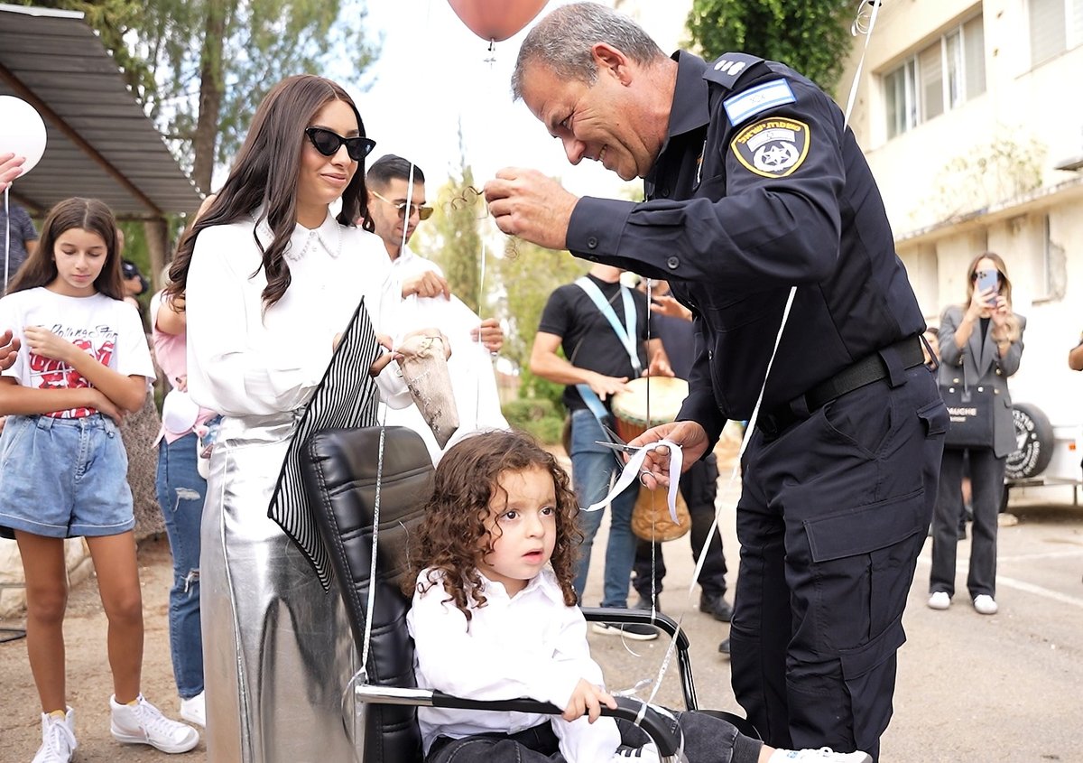 החגיגה התבטלה: הילד בן ה-3 חגג תספורת עם שוטרים | צפו