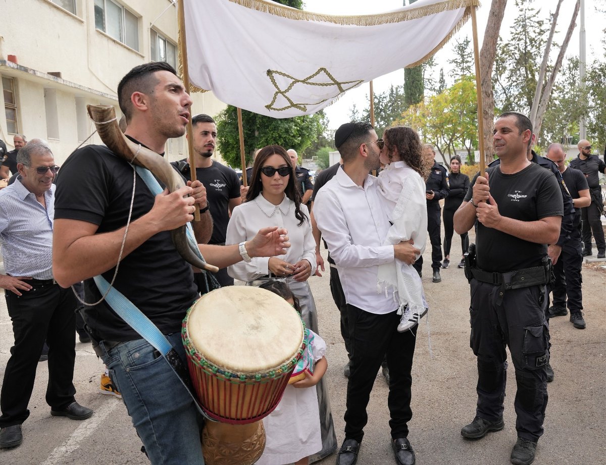 החגיגה התבטלה: הילד בן ה-3 חגג תספורת עם שוטרים | צפו