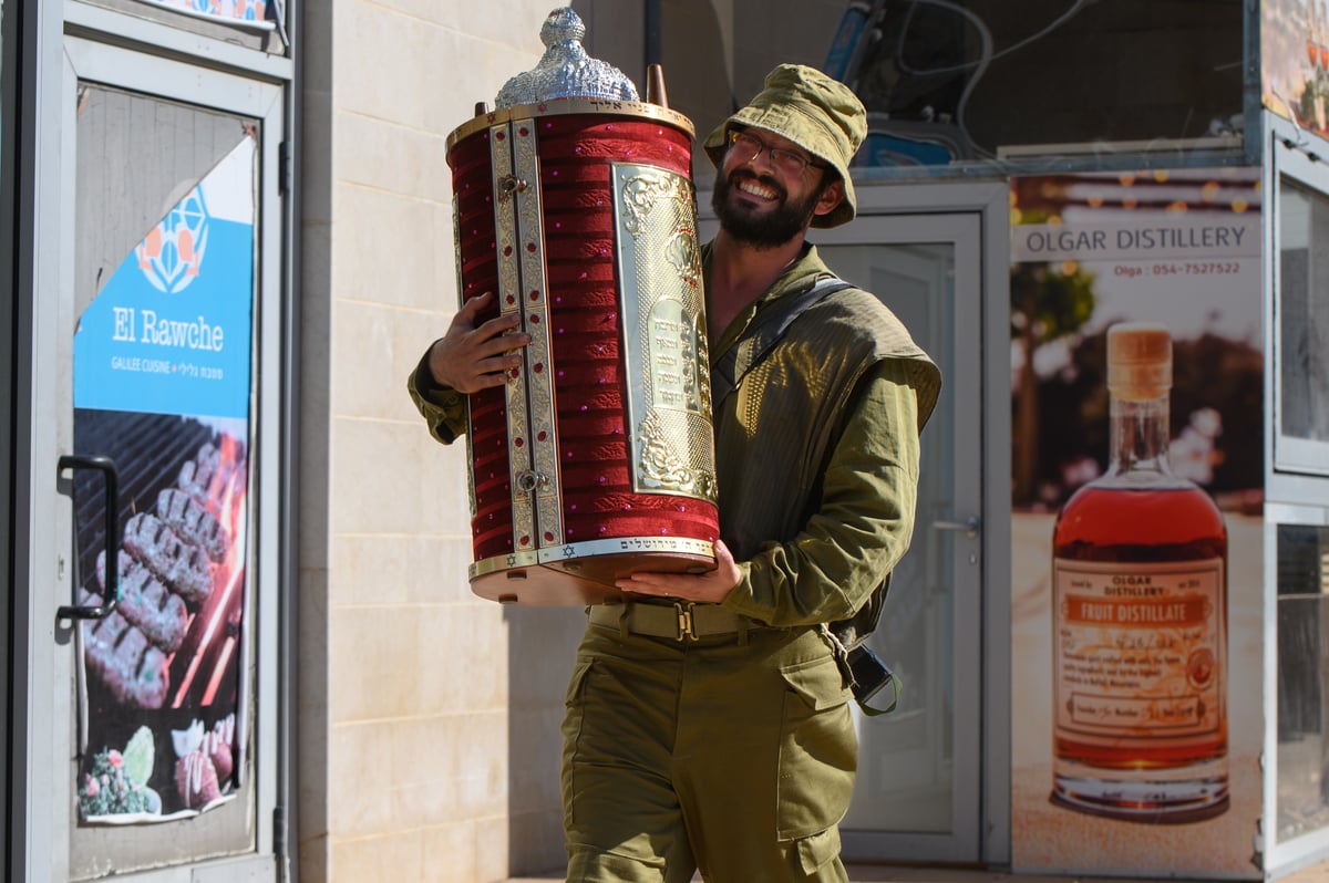 חייל מחזיק ספר תורה סמוך לגבול ישראל עם לבנון