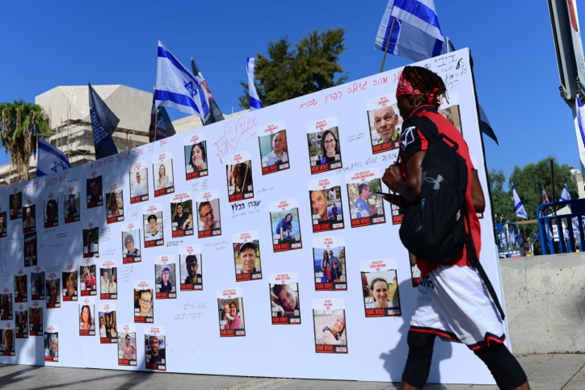 הקיר שהוקדש לחטופים סמוך למוזיאון האמנות בתל אביב