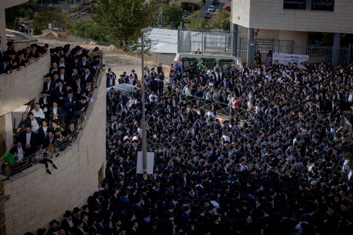 מבית וגן להר הזיתים: רבבות תלמידים בהלווית הגרב"מ אזרחי