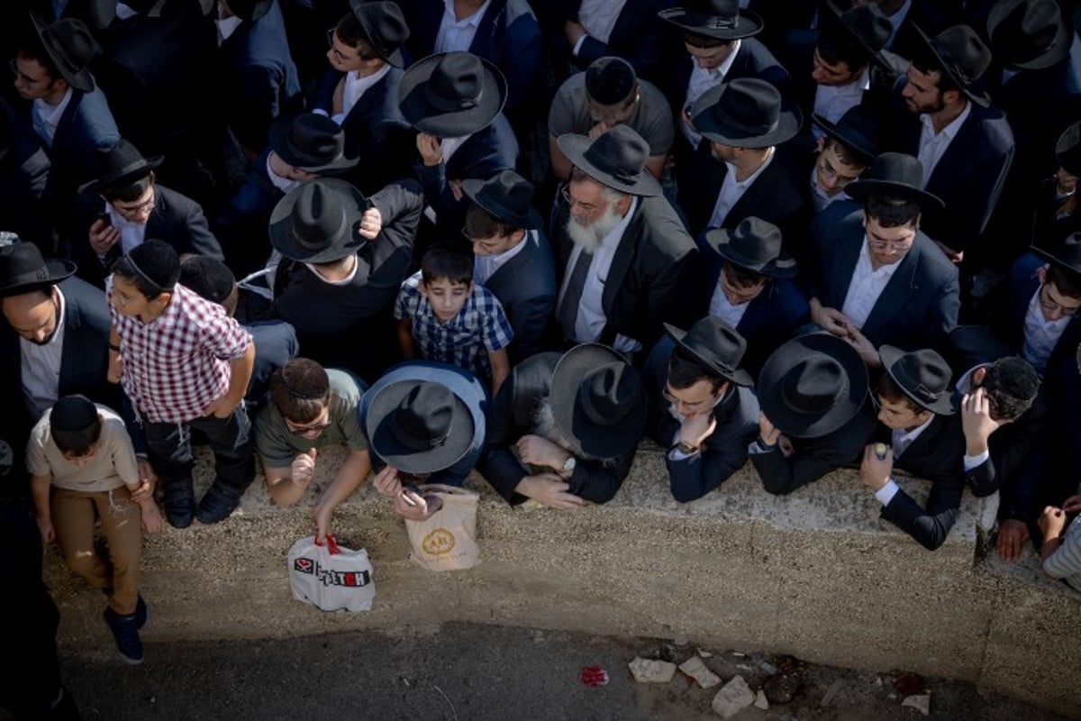 מבית וגן להר הזיתים: רבבות תלמידים בהלווית הגרב"מ אזרחי