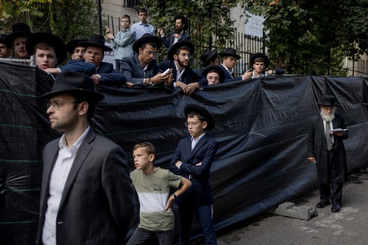 מבית וגן להר הזיתים: רבבות תלמידים בהלווית הגרב"מ אזרחי