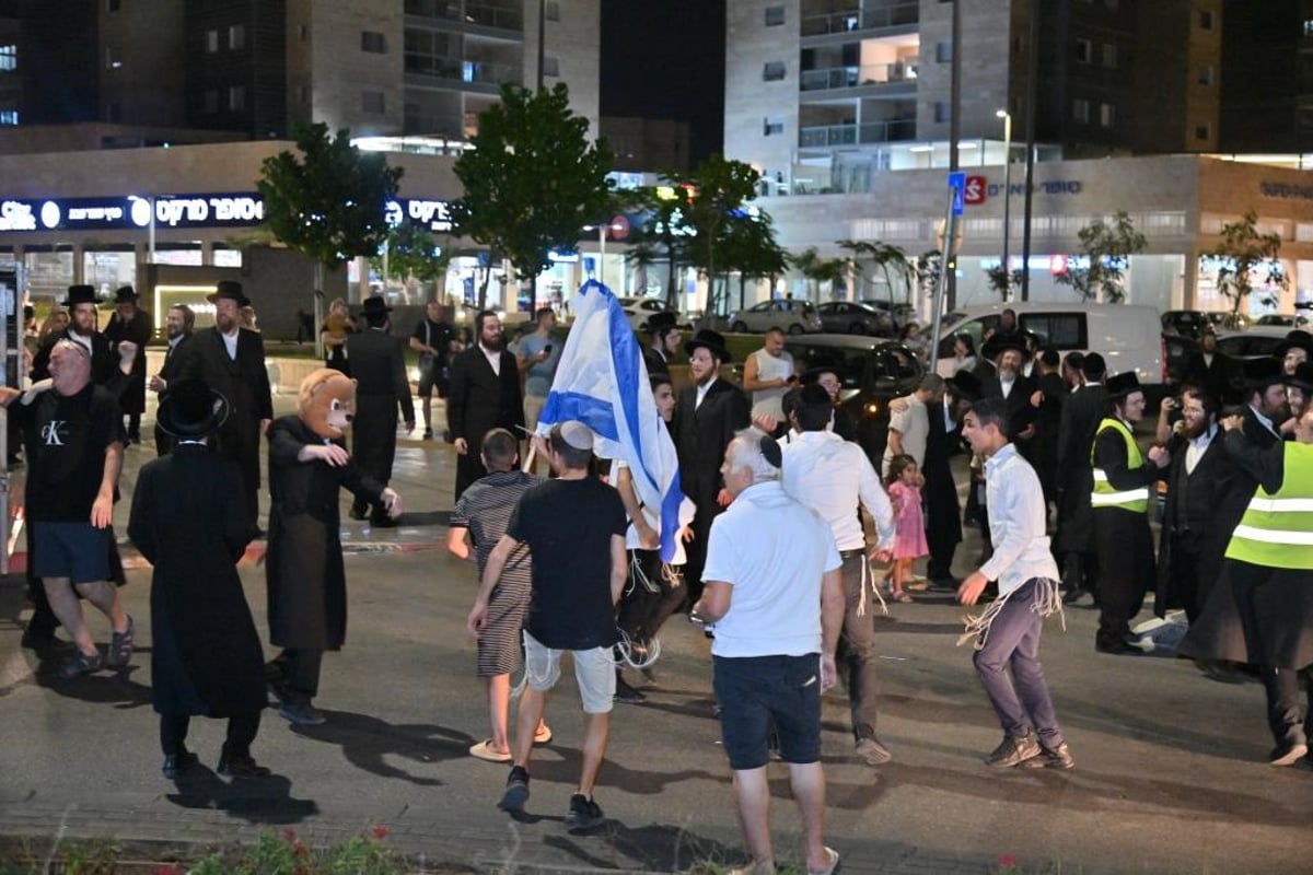 תיעוד מרגש: אברכי ויז'ניץ משמחים את תושבי אשקלון 