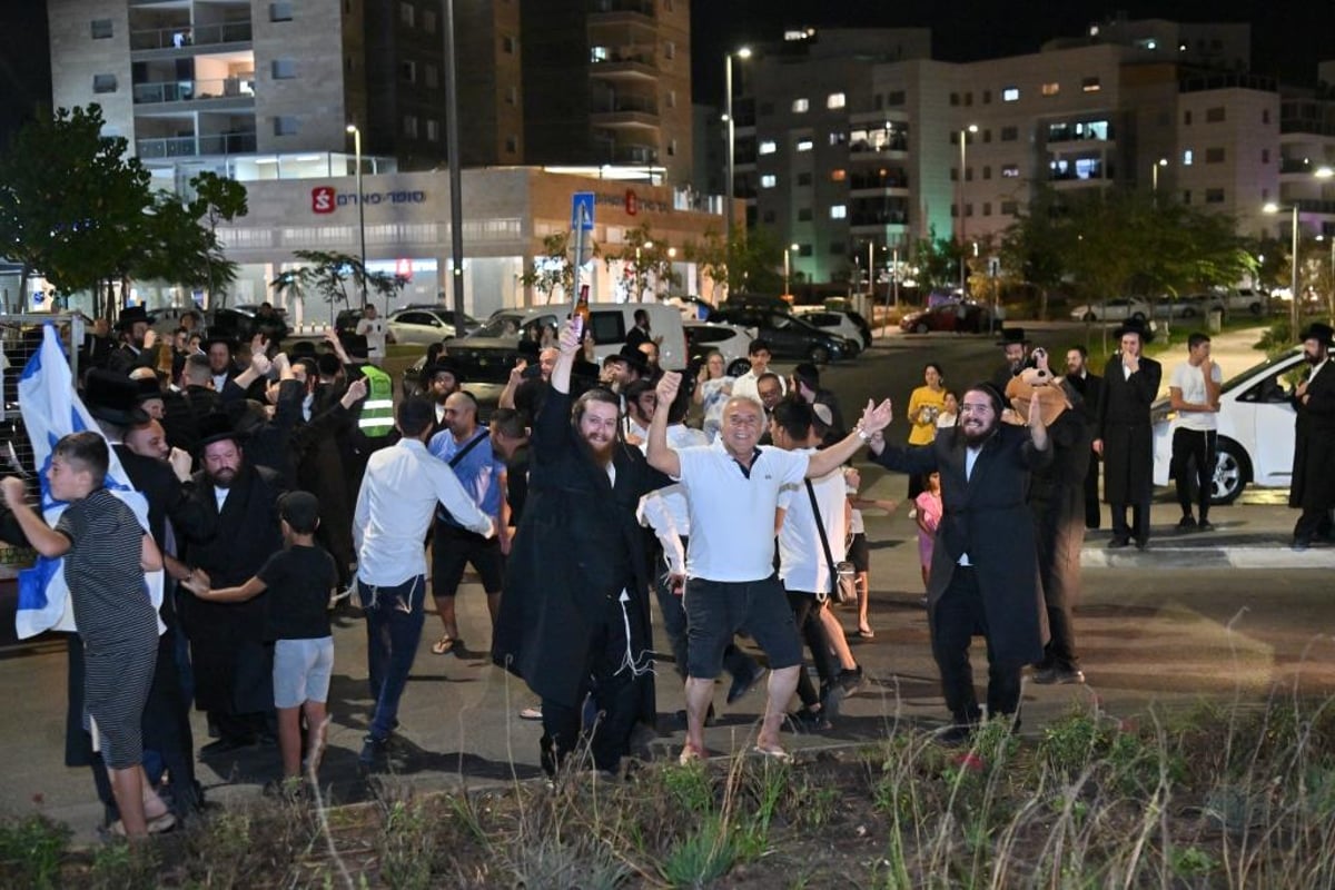 תיעוד מרגש: אברכי ויז'ניץ משמחים את תושבי אשקלון 