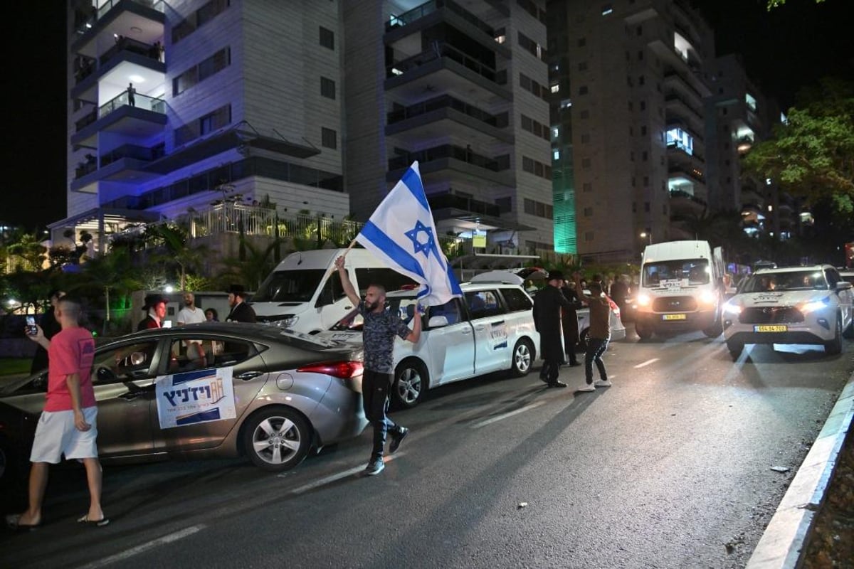 תיעוד מרגש: אברכי ויז'ניץ משמחים את תושבי אשקלון 