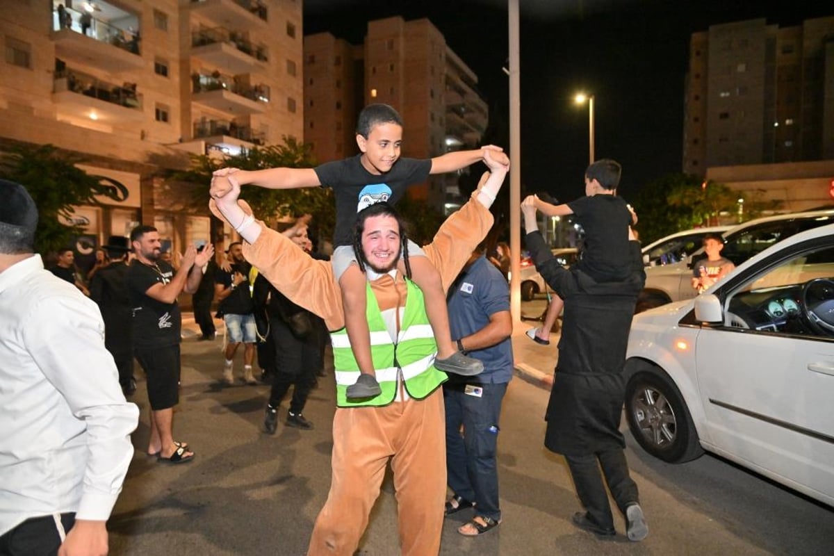 תיעוד מרגש: אברכי ויז'ניץ משמחים את תושבי אשקלון 