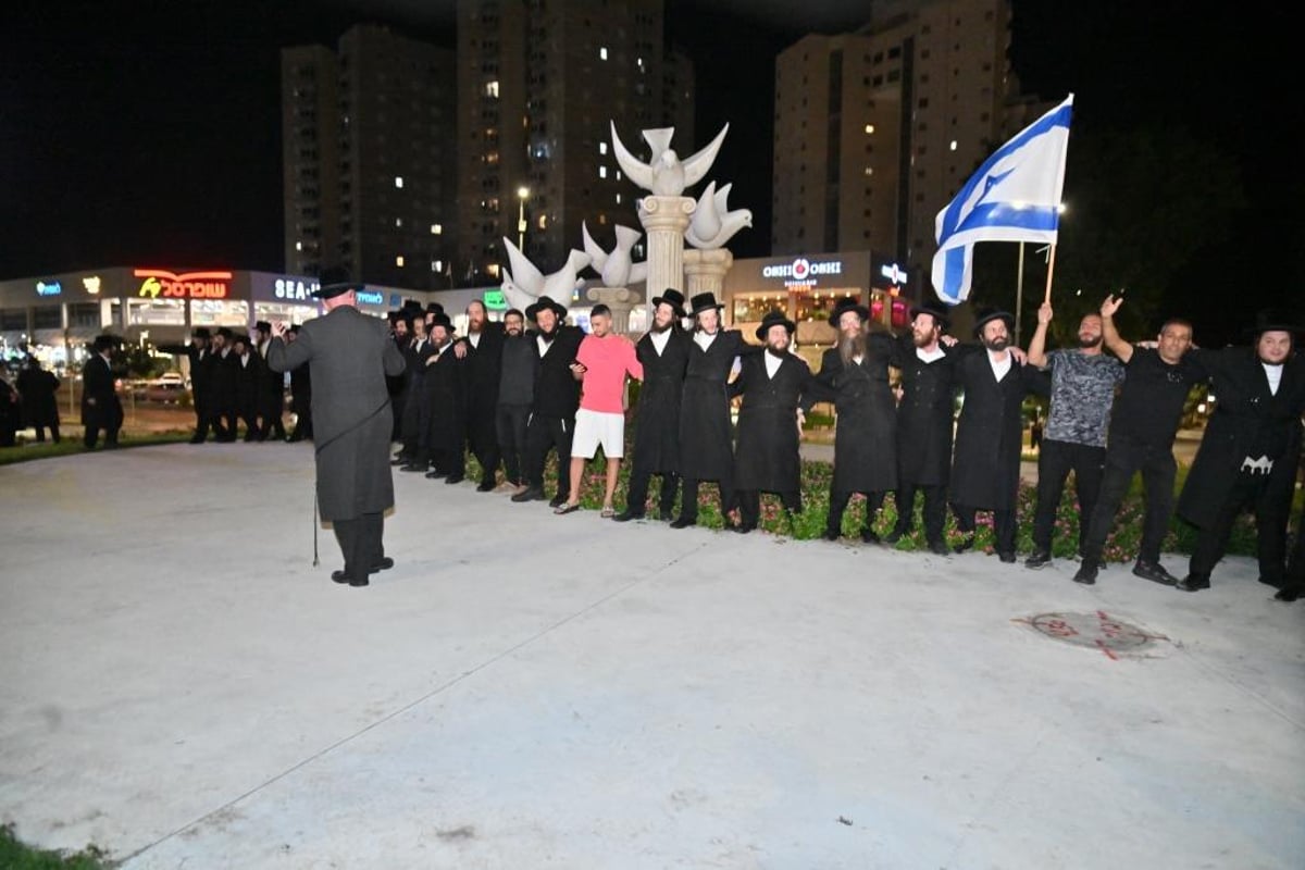 תיעוד מרגש: אברכי ויז'ניץ משמחים את תושבי אשקלון 