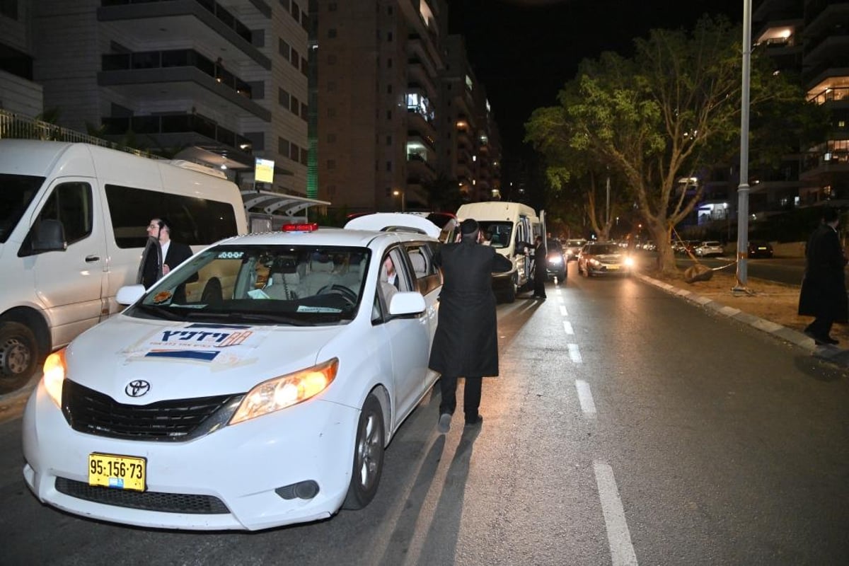 תיעוד מרגש: אברכי ויז'ניץ משמחים את תושבי אשקלון 