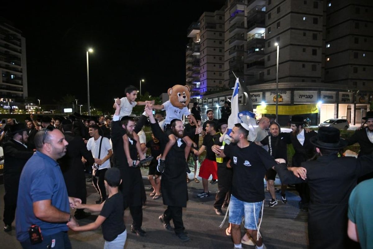 תיעוד מרגש: אברכי ויז'ניץ משמחים את תושבי אשקלון 