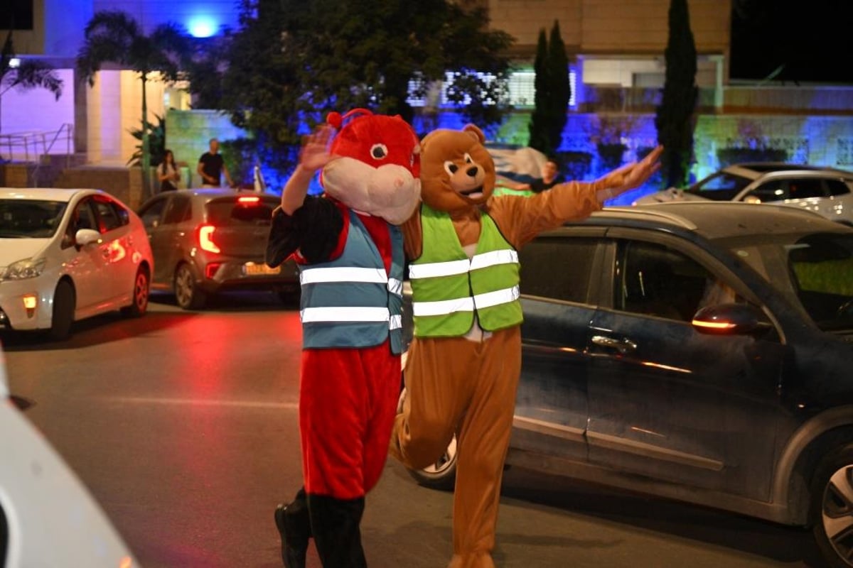 תיעוד מרגש: אברכי ויז'ניץ משמחים את תושבי אשקלון 