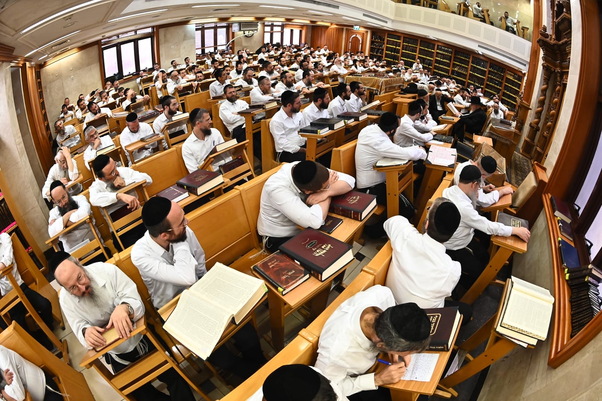 היארצייט של מרן הרב שך זצ"ל