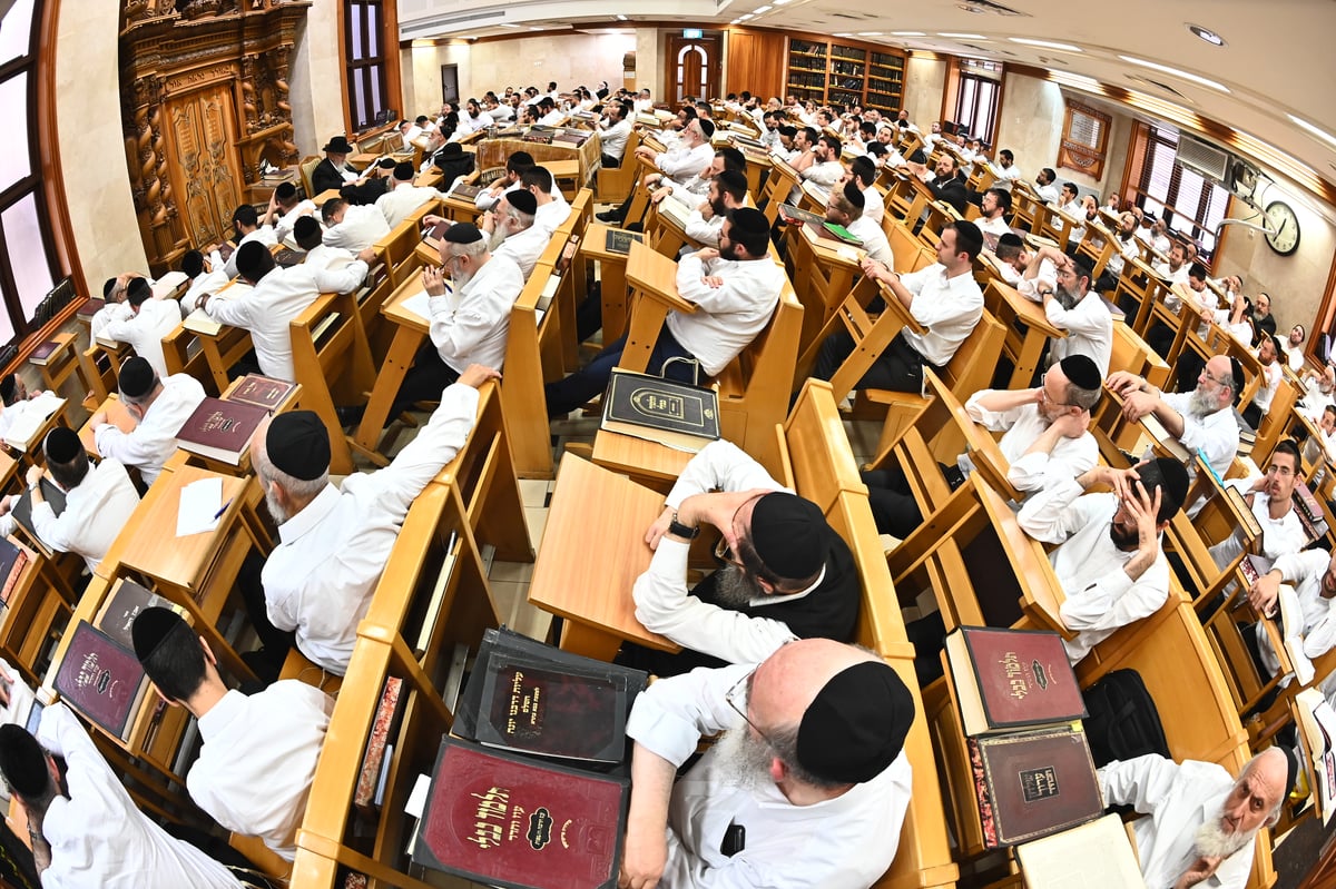 היארצייט של מרן הרב שך זצ"ל