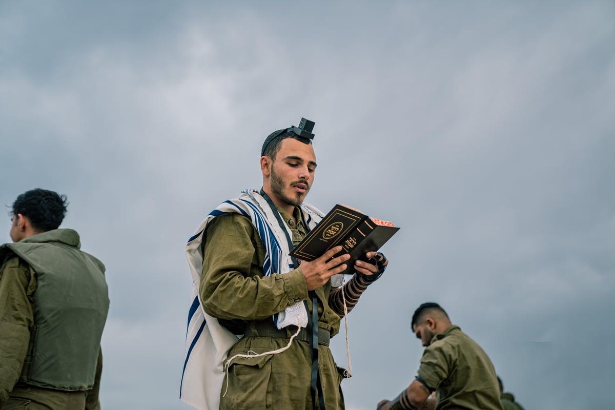 "וגאלינו מהרה". חייל בתפילת שחרית בשטח כינוס