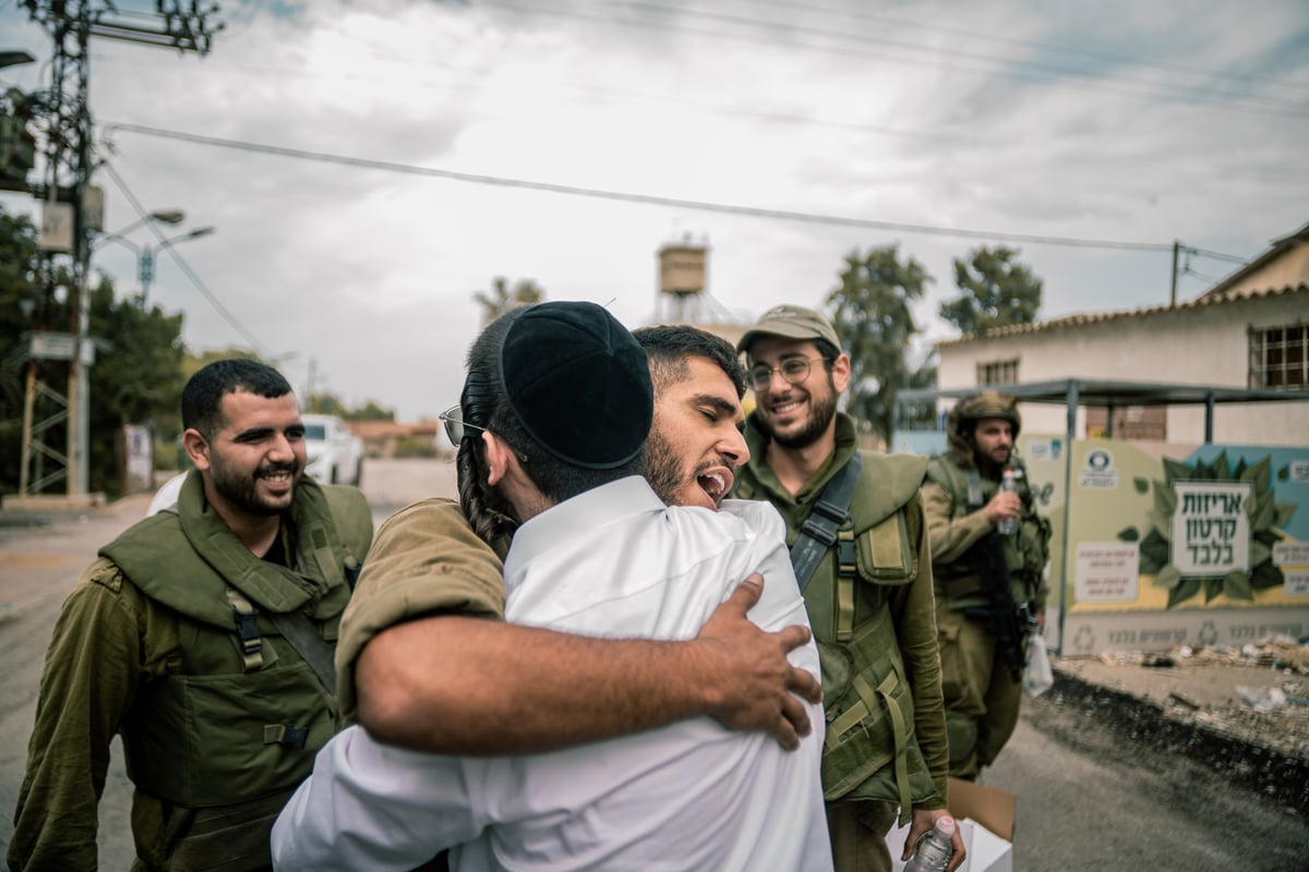 "אחים אנחנו". אזרח חרדי וחייל בחיבוק