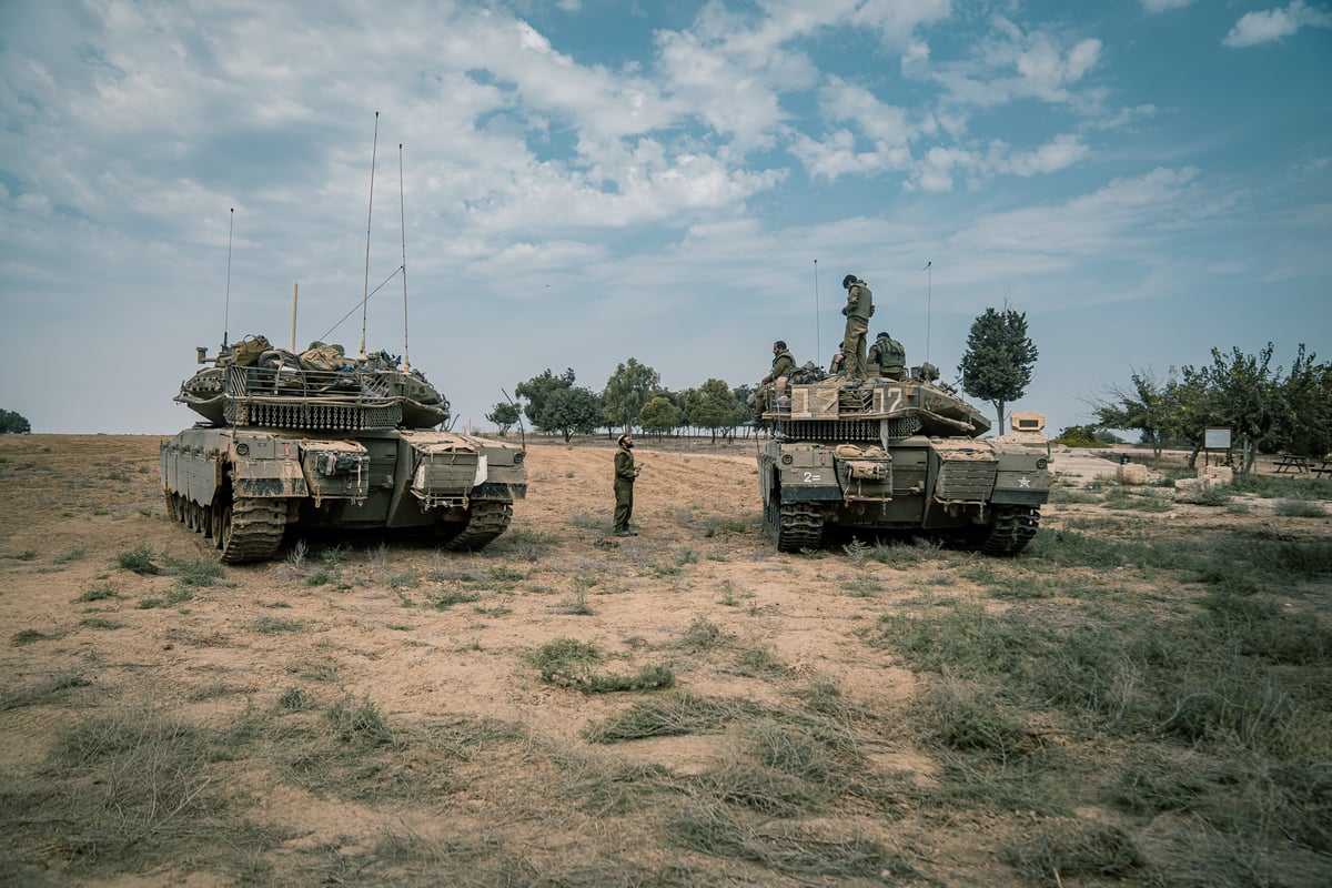 "אלה ברכב ואלה בטנקים". טנקים חונים בגבול הדרום