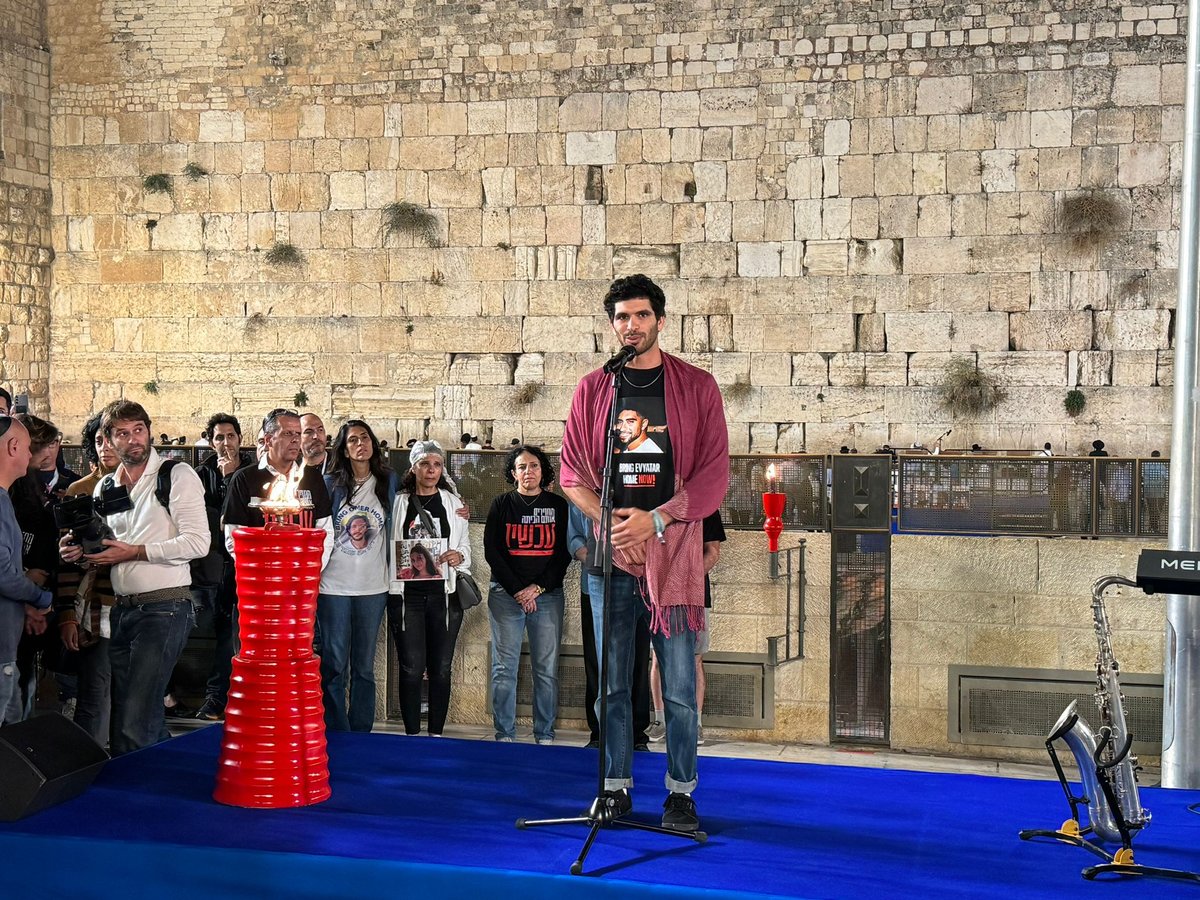 משפחות החטופים ערכו תפילה נרגשת בכותל | תיעוד דומע