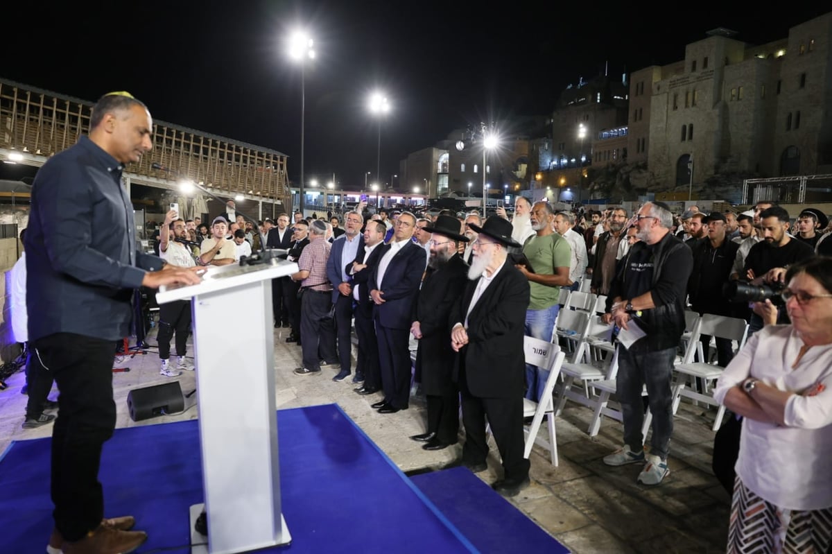 במלאת 'שלושים' לטבח: 1,400 נרות נשמה הודלקו בכותל