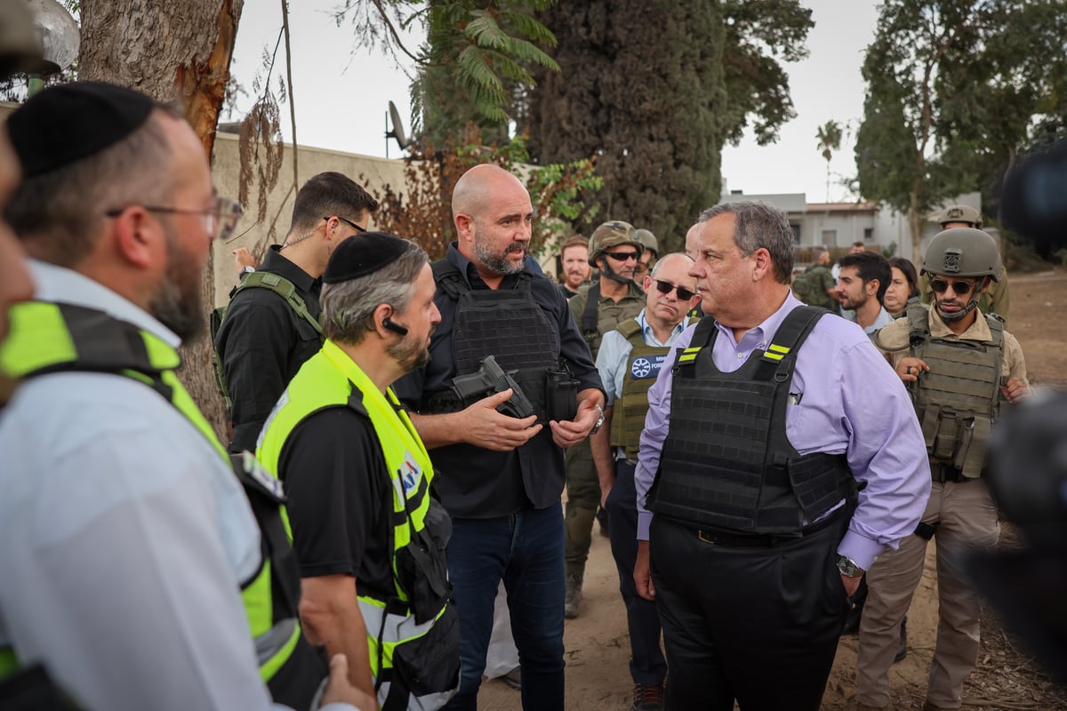 המושל לשעבר בסיור 