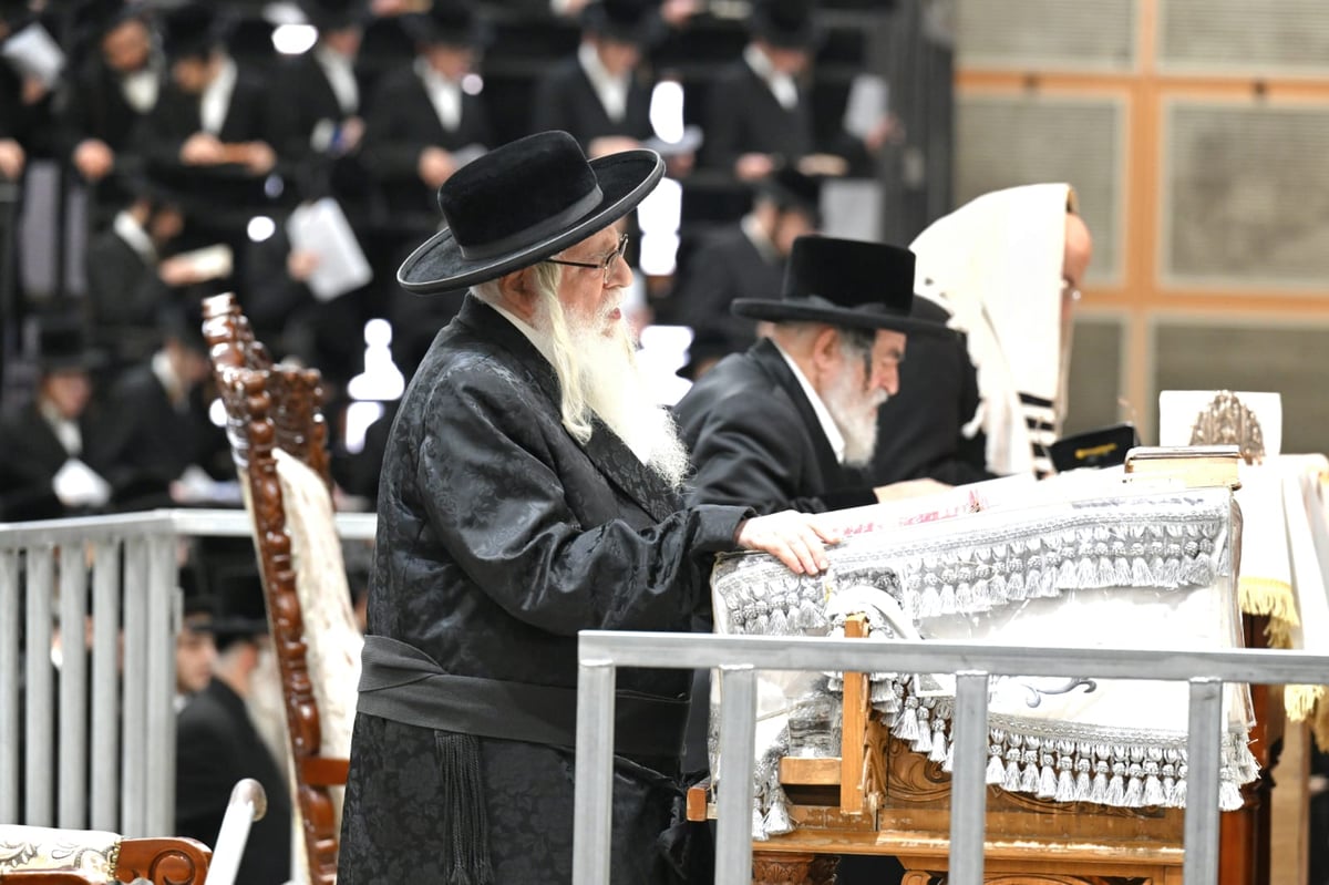 האדמו"רים מצאנז וויז'ניץ יחד בתפילת יום כיפור קטן | תיעוד