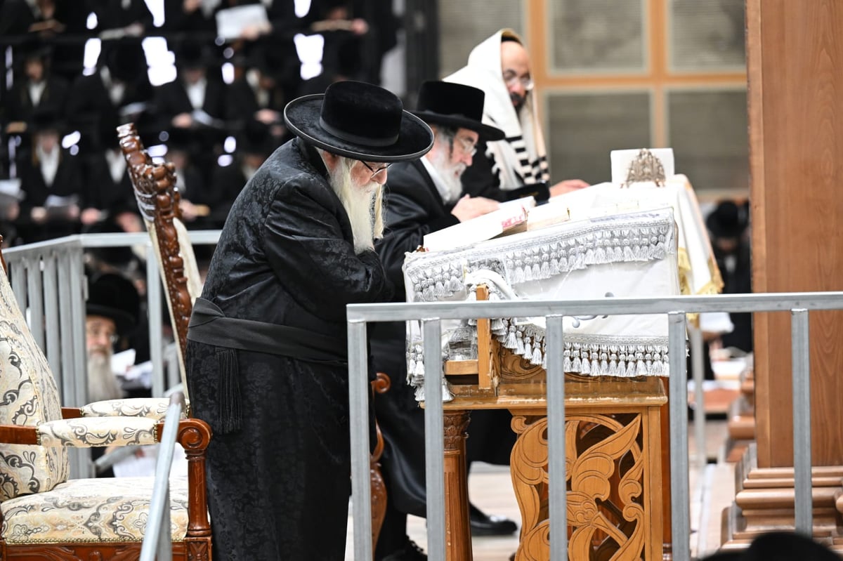 האדמו"רים מצאנז וויז'ניץ יחד בתפילת יום כיפור קטן | תיעוד