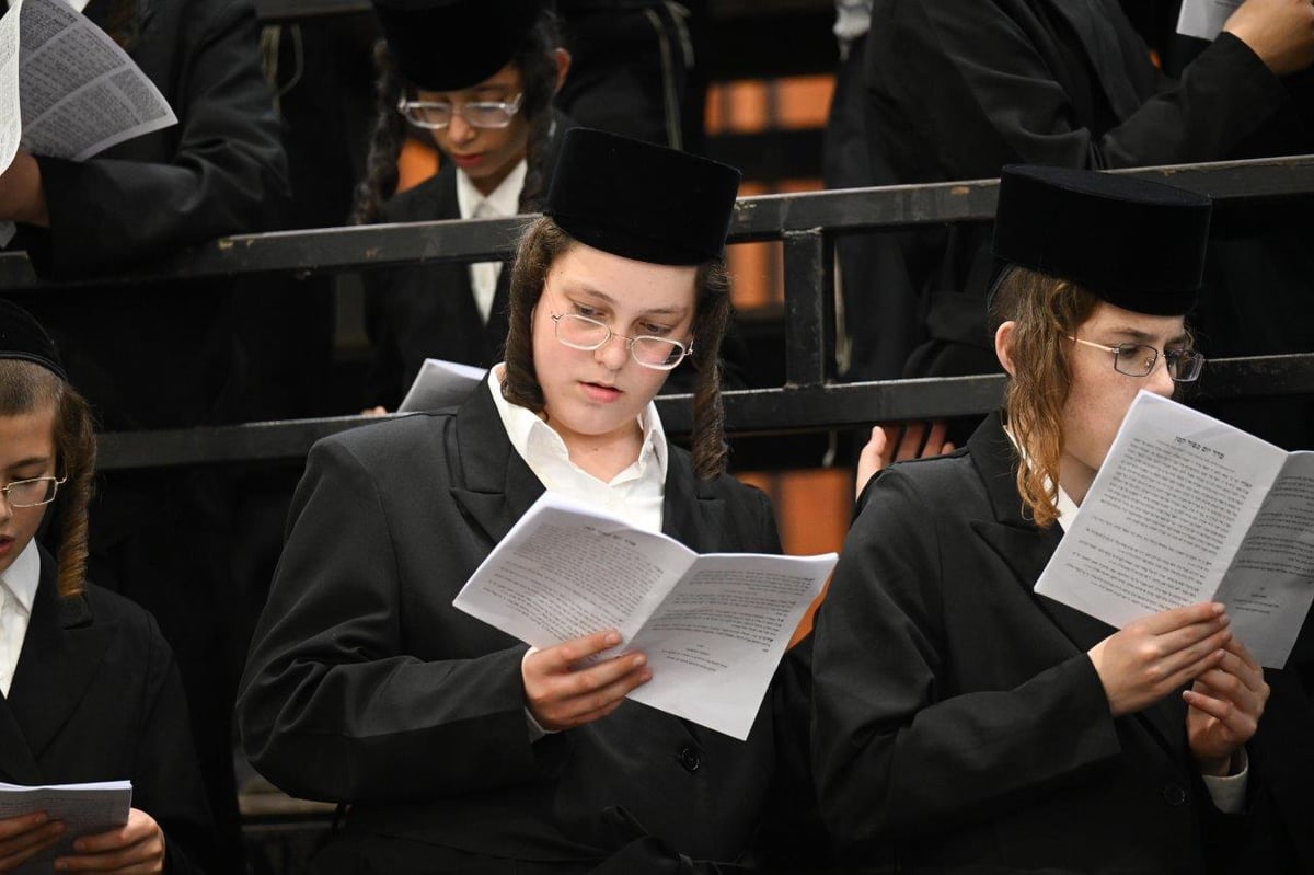 האדמו"רים מצאנז וויז'ניץ יחד בתפילת יום כיפור קטן | תיעוד