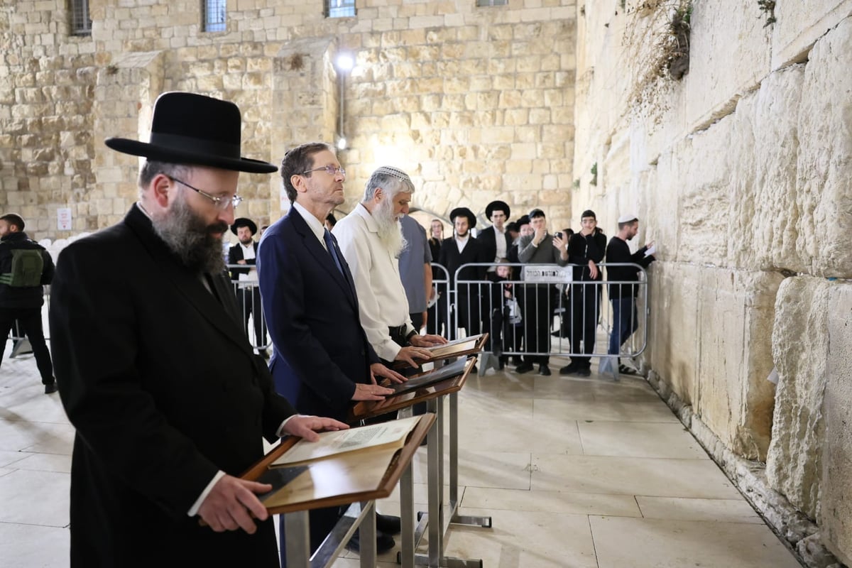 ברחבת הכותל המערבי: הנשיא התפלל לשלום הלוחמים ולהשבת החטופים