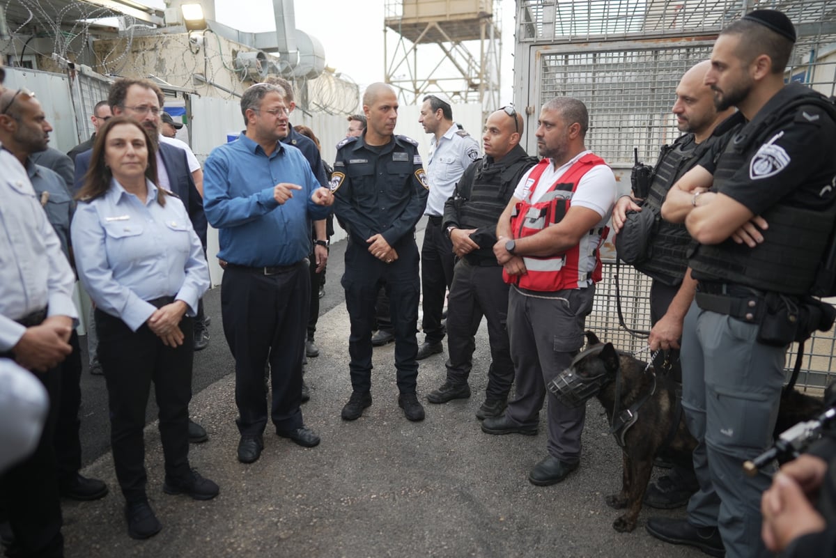 בן גביר ביקר באגפים בהם מוחזקים רוצחי הנוח'בא | תיעוד