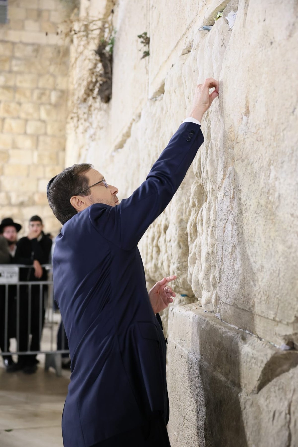 ברחבת הכותל המערבי: הנשיא התפלל לשלום הלוחמים ולהשבת החטופים