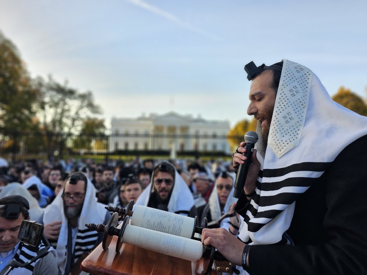 מול הבית הלבן: הזמר בערי וובר בשירה ותפילה • צפו