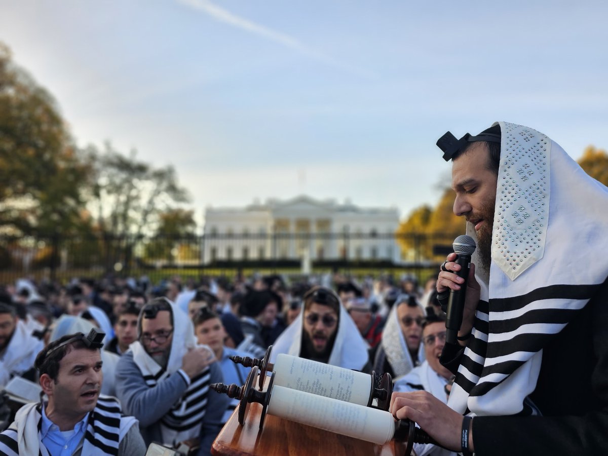 מול הבית הלבן: הזמר בערי וובר בשירה ותפילה • צפו