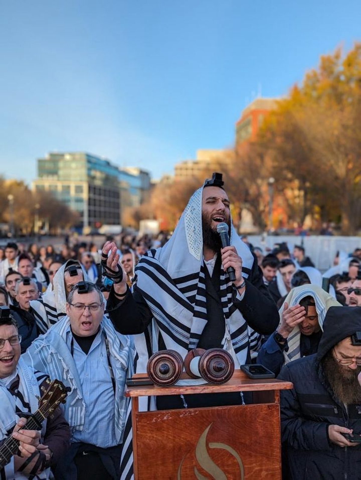 מול הבית הלבן: הזמר בערי וובר בשירה ותפילה • צפו