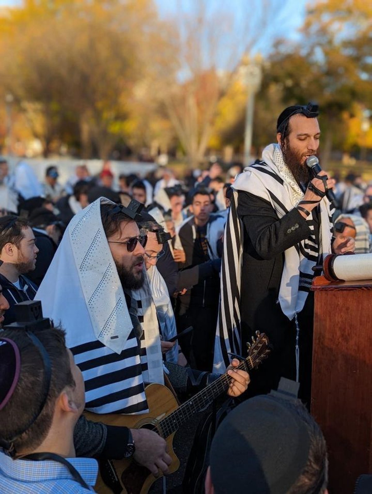 מול הבית הלבן: הזמר בערי וובר בשירה ותפילה • צפו