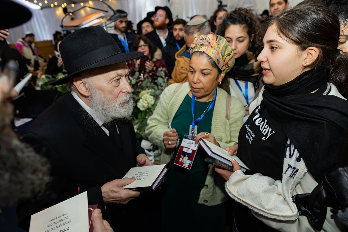 משפחות החטופים בתפילה נרגשת בציונו הק' של הרבי מליובאוויטש