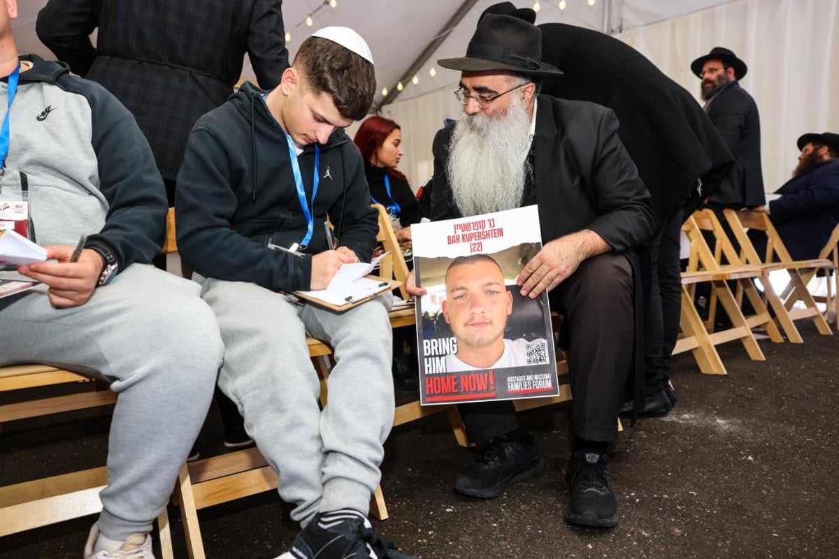 משפחות החטופים בתפילה נרגשת בציונו הק' של הרבי מליובאוויטש