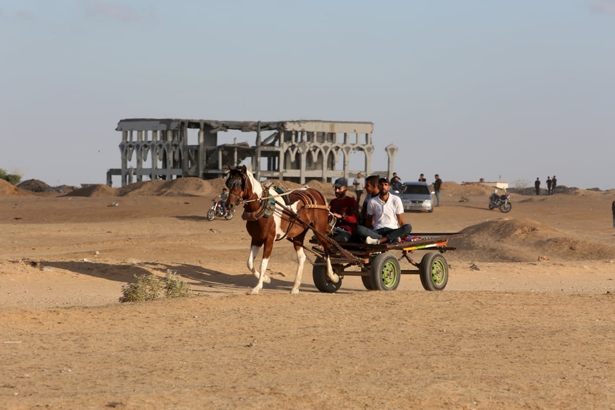 תושבים במה שהיה פעם נמל התעופה של עזה