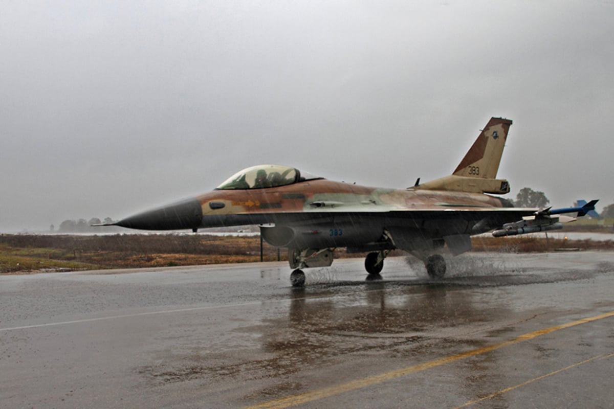 מטוס קרב יוצר להתקפה תחת גשם שוטף