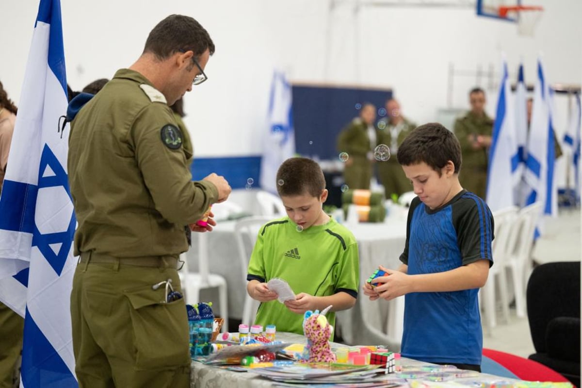 גל וטל אלמוג גולדשטיין, ששבו אתמול ארצה, בבסיס חצרים