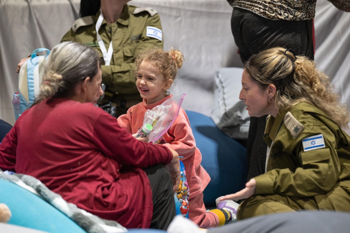 תיעוד מרגעי ההגעה ארצה של משפחת הרן שהם: שושן הרן, עדי שהם וילדיה נווה ויהל,