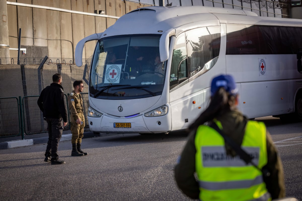 אוטובוס של הצלב האדום מחוץ לבית הכלא עופר, משם משוחררים מחבלים במסגרת עסקת החטופים