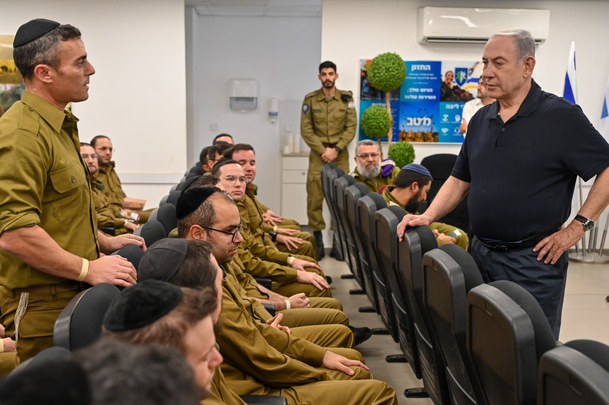 נתניהו נפגש עם המתגייסים החרדים ועם מתגייסי שיריון וגבעתי: "מוחקים את חמאס"