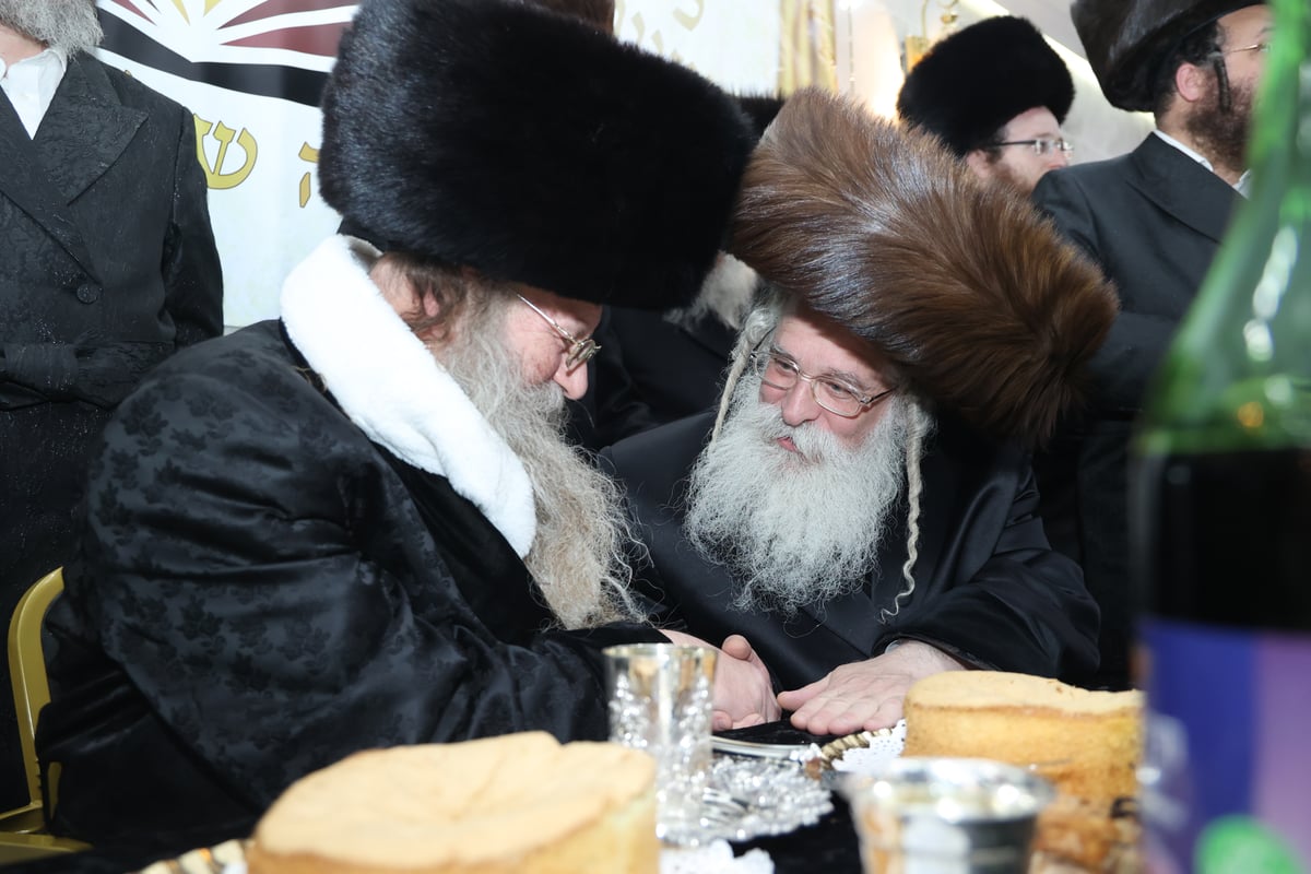 קביעת מזוזות בישיבת 'אורה של תורה'