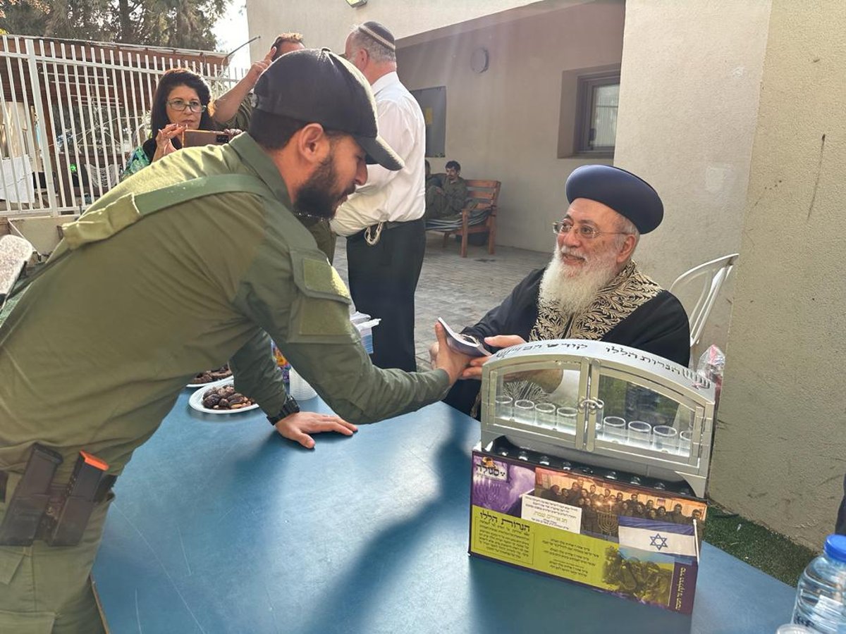 תיעוד מרגש: הגר"ש עמאר במסע חיזוק בקרב לוחמים