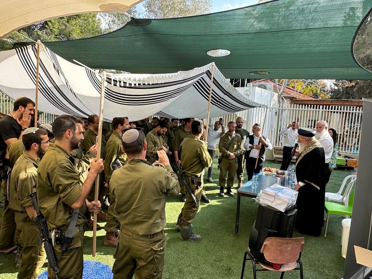 תיעוד מרגש: הגר"ש עמאר במסע חיזוק בקרב לוחמים