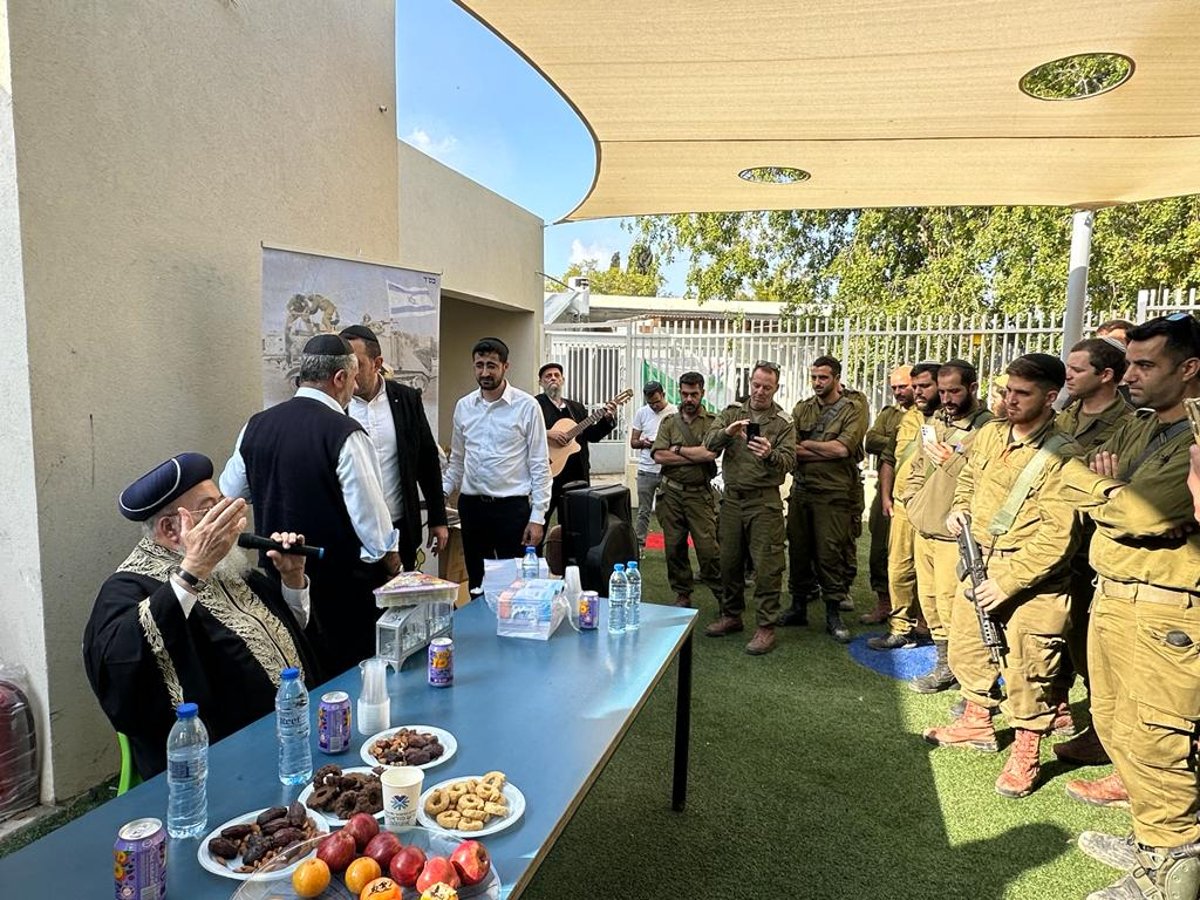 תיעוד מרגש: הגר"ש עמאר במסע חיזוק בקרב לוחמים