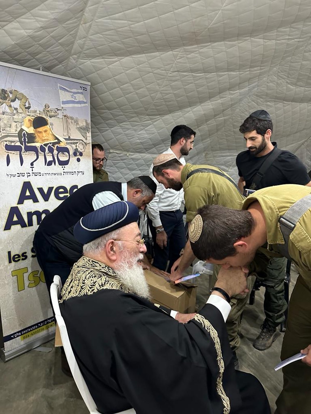 תיעוד מרגש: הגר"ש עמאר במסע חיזוק בקרב לוחמים