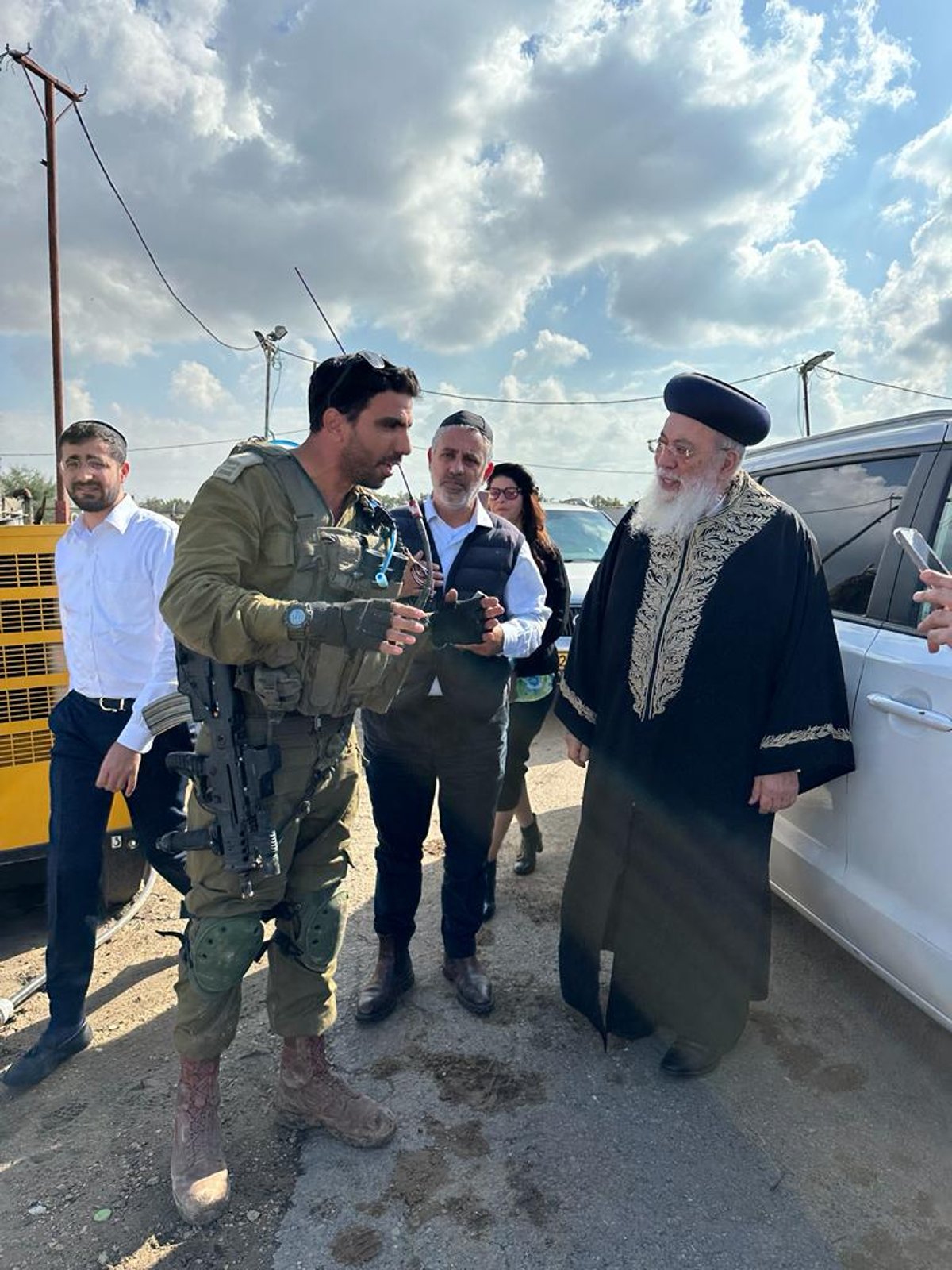 תיעוד מרגש: הגר"ש עמאר במסע חיזוק בקרב לוחמים