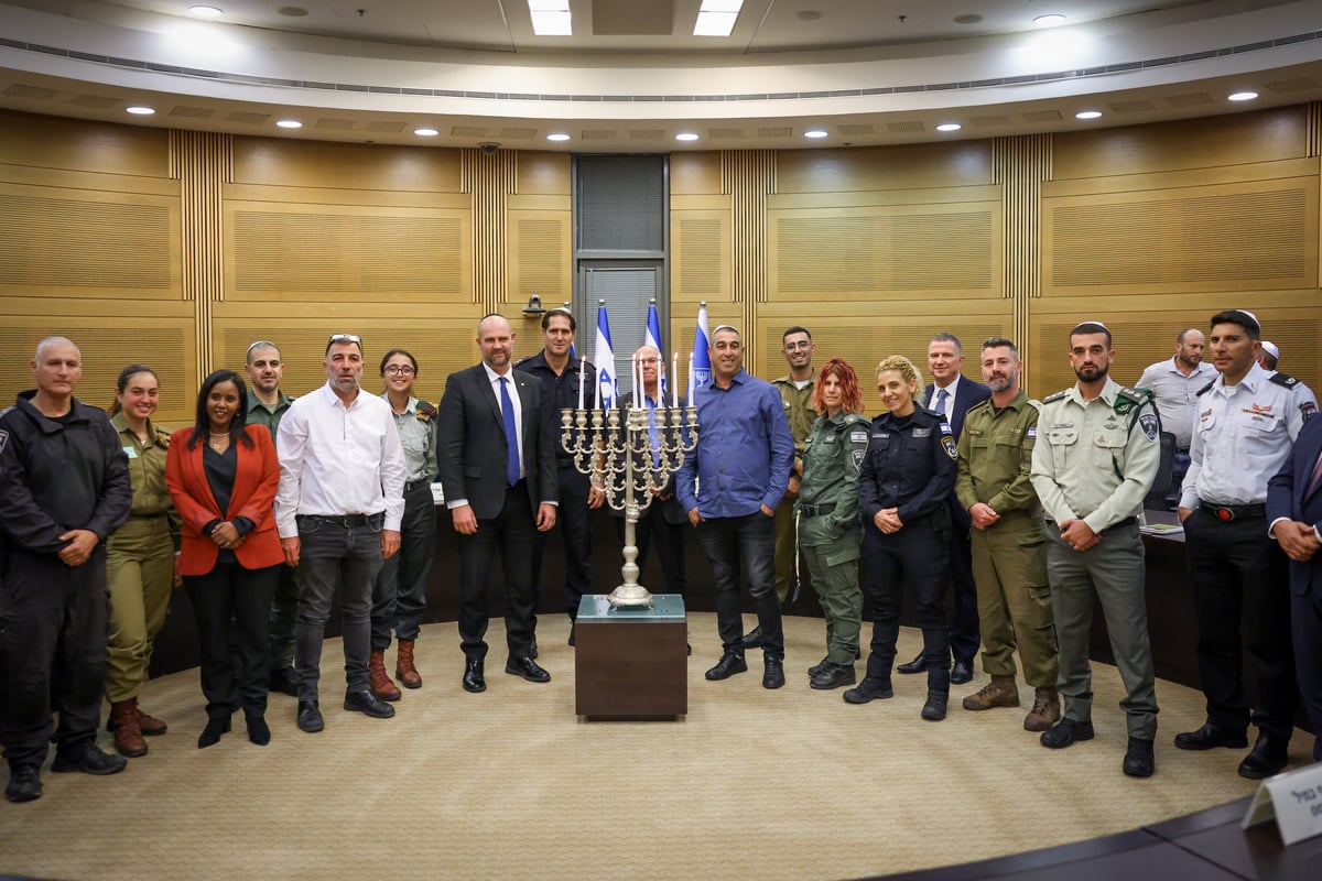 הלוחמים עם יו"ר הכנסת בהדלקת נרות 