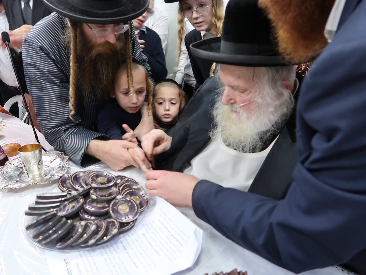 הגר"מ שטרנבוך בהדלקת נרות