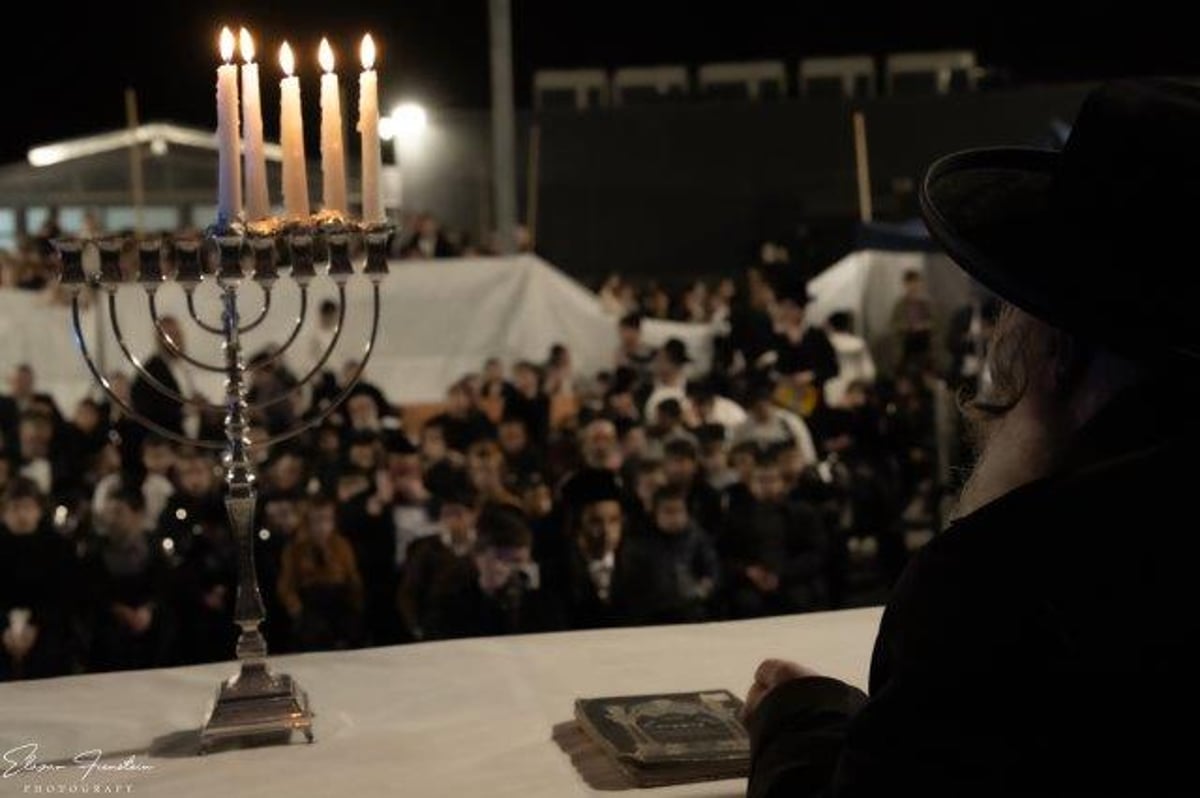 אלפי יתומי ארגון "זה לזה" מדליקים יחד נרות חנוכה